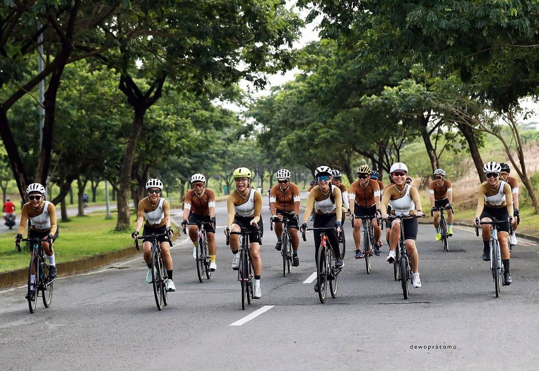 UTAMA-Anggota FlintstoneCC yang  perempuan menggunakan jersey merek Montee berdesain ala baju Wilma. (Foto: Dewo  Pratomo)