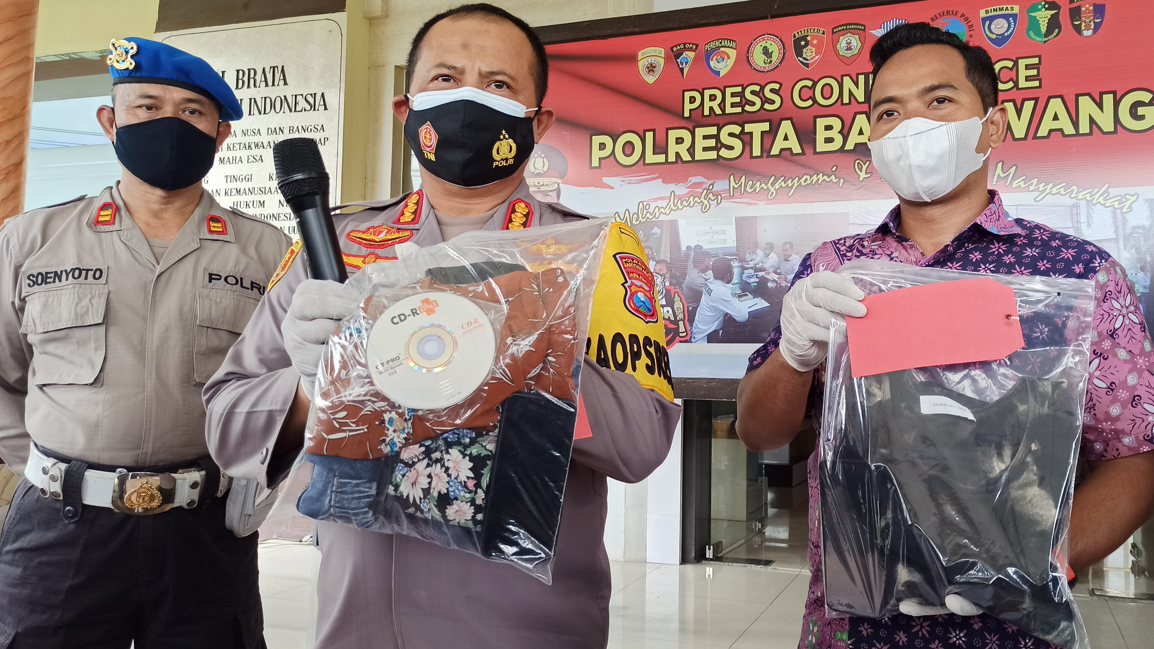 Kapolresta Banyuwangi Kombespol Arman Asmara Syarifuddin menunjukkan barang bukti kasus pencabulan. (Foto: Muh Hujaini/Ngopibareng.id)