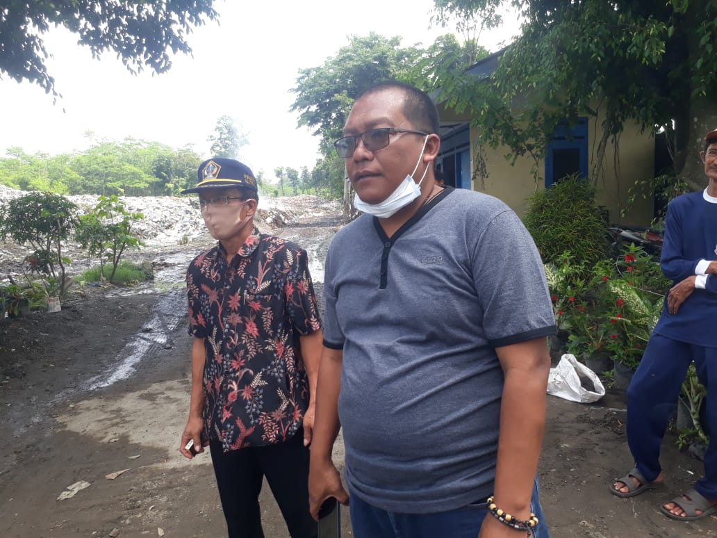 Supriadi, anggota DPRD Kabupaten Blitar dari  Fraksi PDI Perjuangan saat melihat meninjau TPA Kendalrejo yang dikeluhkan warga. (Foto: Choirul Anam/Ngopibareng.id)