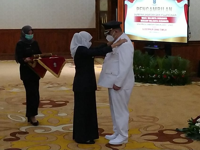 Gubernur Jawa Timur, Khofifah Indar Parawansa (kiri) memasangkan tanda pangkat kepada Walikota Surabaya, Whisnu Sakti Buana di Gedung Negara Grahadi, Surabaya, Kamis 11 Februari 2021. (Foto: Fariz Yarbo/Ngopibareng.id)