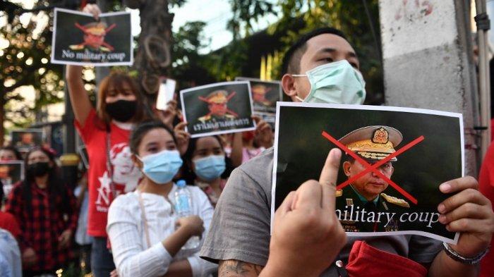 Aksi menolak kudeta militer di Myanmar, rakyat turun ke jalan. (Foto: rtrs)