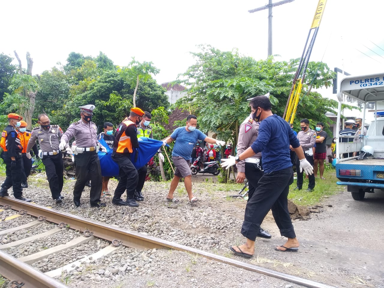 Proses evakuasi korban kecelakaan mobil dengan Kereta Api Dhoho di Kelurahan Blitar, Kecamatan Sukorejo, Kabupaten Blitar pada Jumat, 12 Februari 2021 sekitar pukul 10.25 WIB. (Foto: Choirul Anam/Ngopibareng.id)