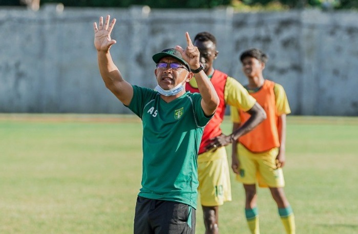 Aji Santoso akan turun langsung membesut peserta Persebaya Junior Camp. (Foto: Persebaya.id)