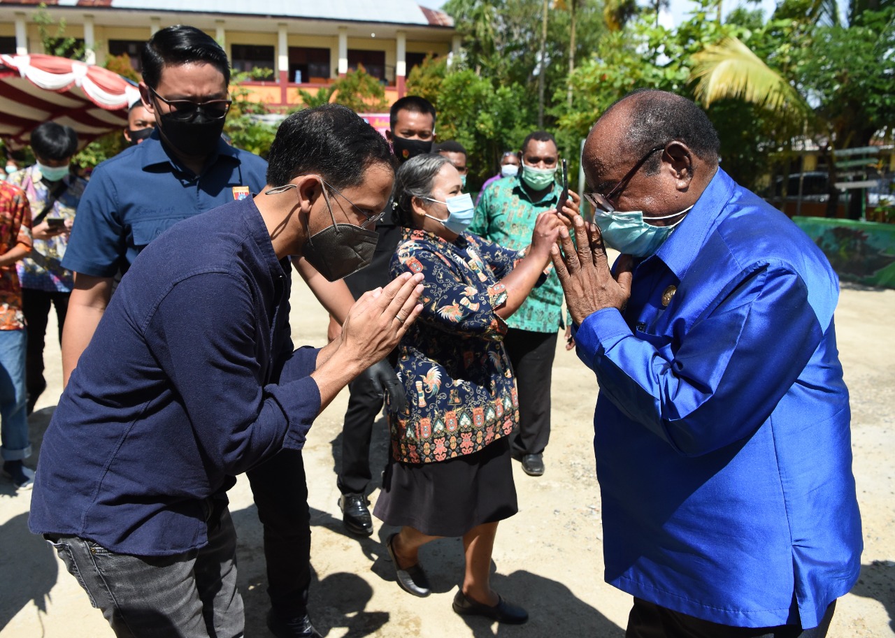 Mendikbud Nadiem Makarim, saat melakukan kunjungan kerja di Sorong Papua. (Foto: Kemendikbud)