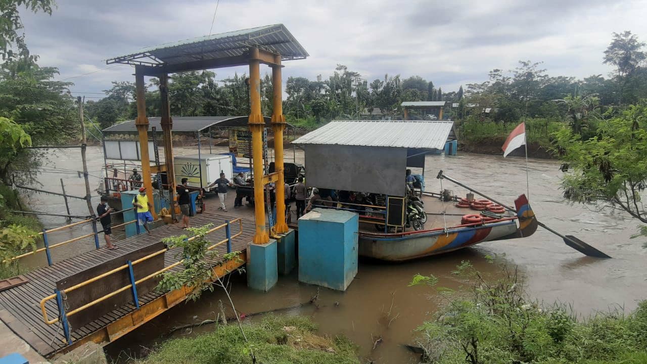 Perahu penyeberangan Brantas Express yang menghubungkan Desa Purwokerto, Kecamatan Srengat, Kabupaten Blitar dengan wilayah Kecamatan Ngunut, Kabupaten Tulungagung. (Foto:Choirul Anam/Ngopibareng.id)