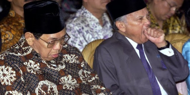 Gus Dur bersama BJ Habibie, antara tidur dan menguap para tokoh. (Foto: Istimewa)