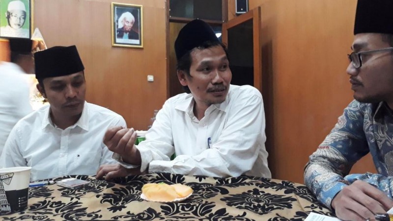 Gus Baha' diapit Gus Kautsar dan Gus Salam di PWNU Jawa Timur. (Foto: dok/Ngopibareng.id)