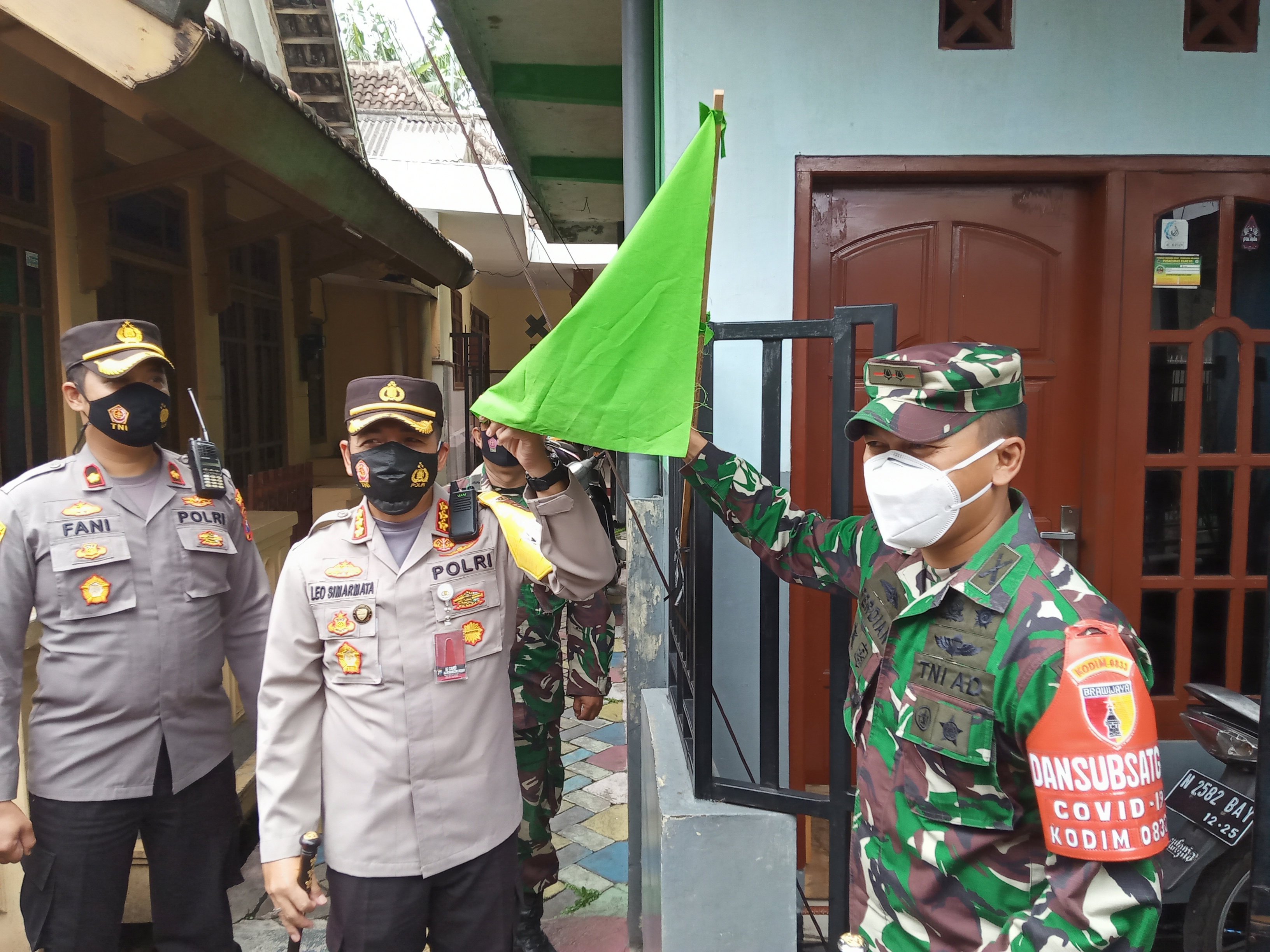 Kapolresta Malang Kota, Kombes Pol Leonardus Simarmata dan Dandim 0833 Kota Malang, Letkol arm Ferdian Primadona saat pemasangan bendera zonasi Covid-19 di RT 1, RW 1, Kelurahan Sukoharjo, Klojen, Kota Malang. (Foto: Lalu Theo/Ngopibareng.id)