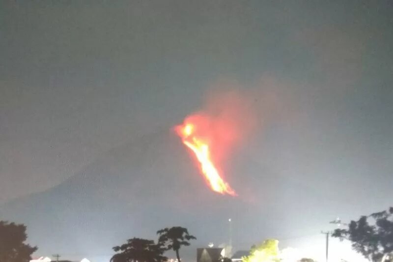 Sinabung luncurkan lava pijar. (Foto: (Ant)