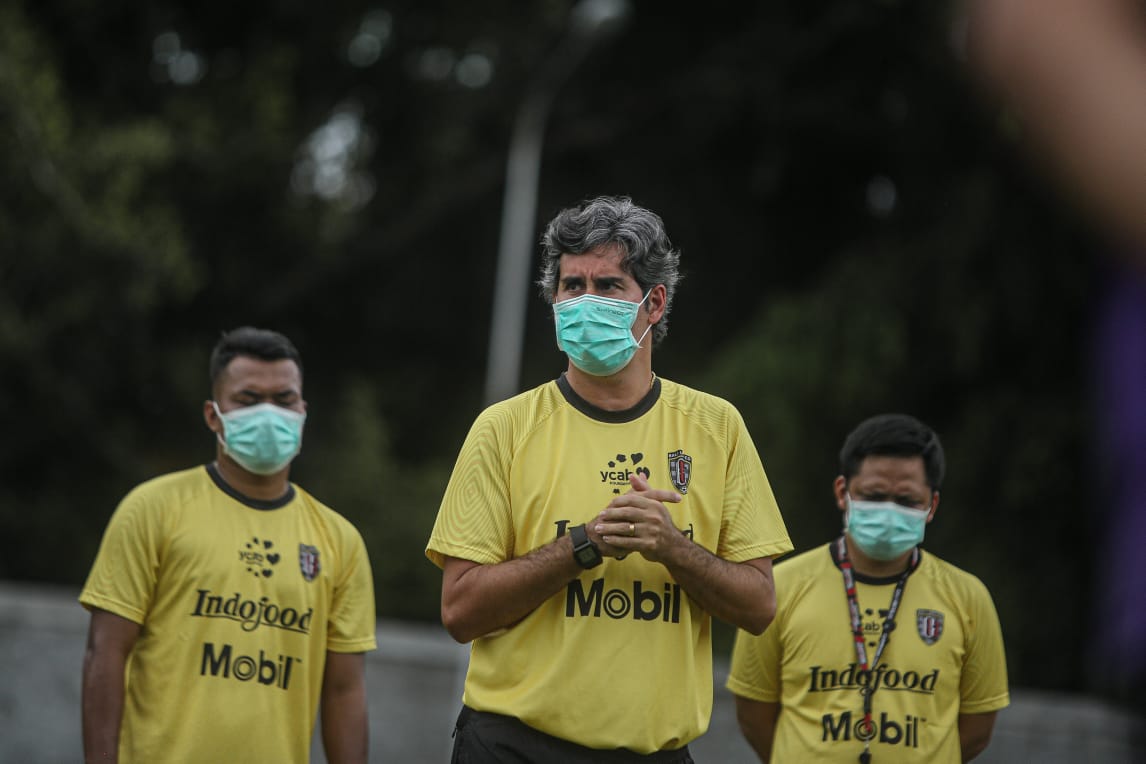 Pelatih Bali United, Stefano Cugurra, ketika memimpin latihan perdana skuad Serdadu Tridatu, Bali United, beberapa hari lalu. (Foto: Baliutd.com)