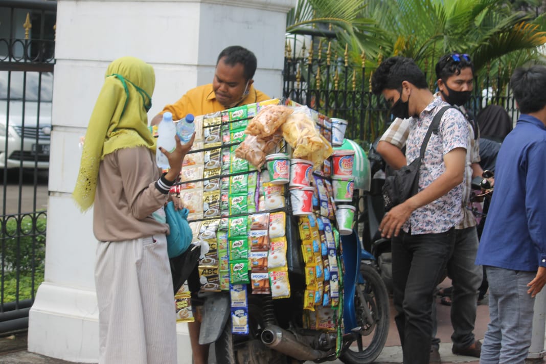 Mengadu nasib di Ibu Kota. Warga Madura ini menjual kopi keliling untuk menghidupi keluarganya. (Foto: Asmanu/Ngopibareng.id)