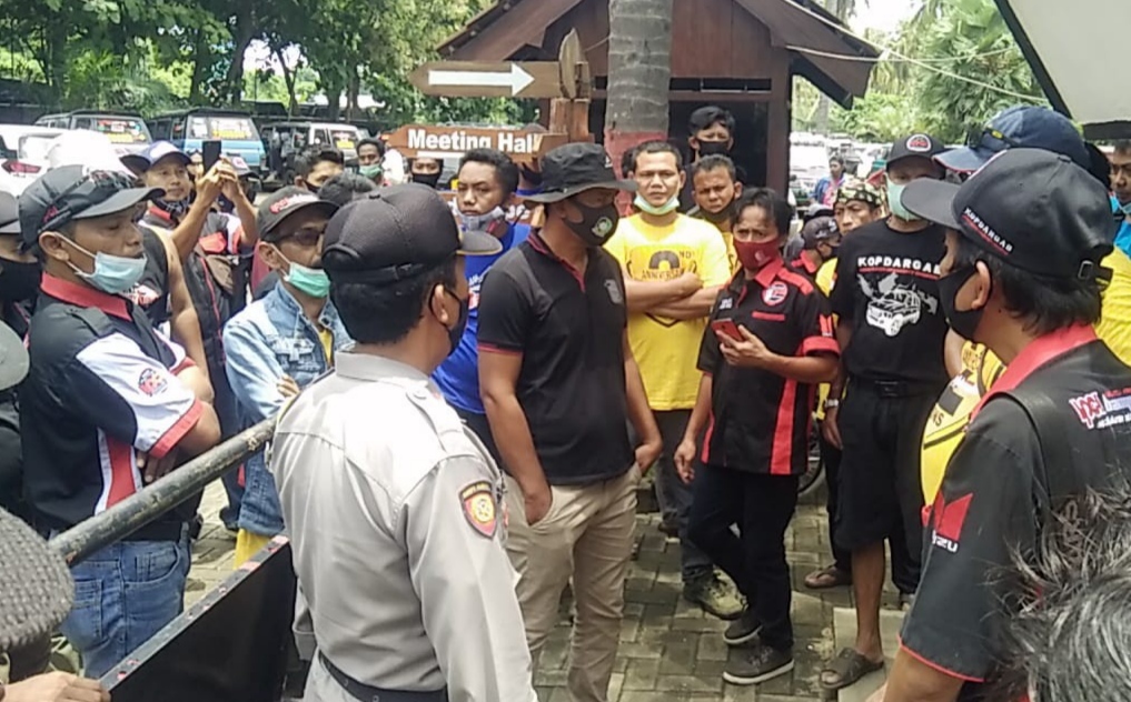 Petugas Kepolisian dari Polresta Banyuwangi  membubarkan acara gathering komunitas mobil di Grand Watu Dodol. (Foto: Istimewa) 