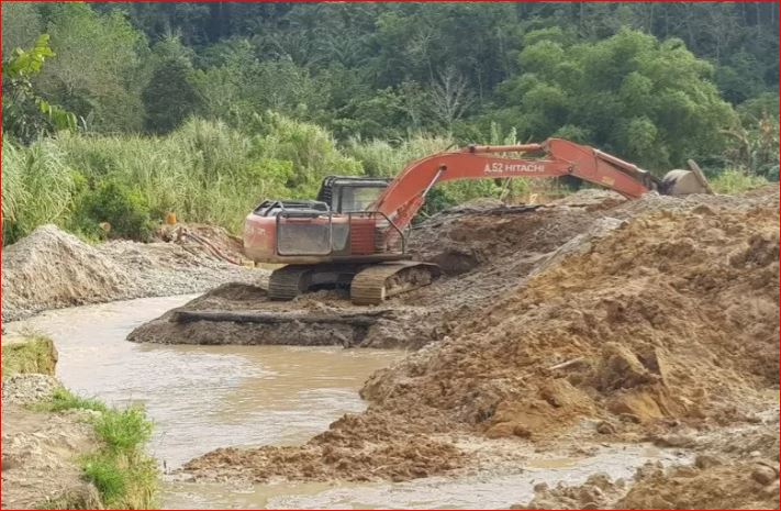 Kepolisian Daerah Kalimantan Barat, menyita dua unit alat berat di dua lokasi aktivitas pertambangan emas tanpa izin (Peti) serta mengamankan lima orang pekerja di kawasan Kabupaten Bengkayang. (Istimewa)