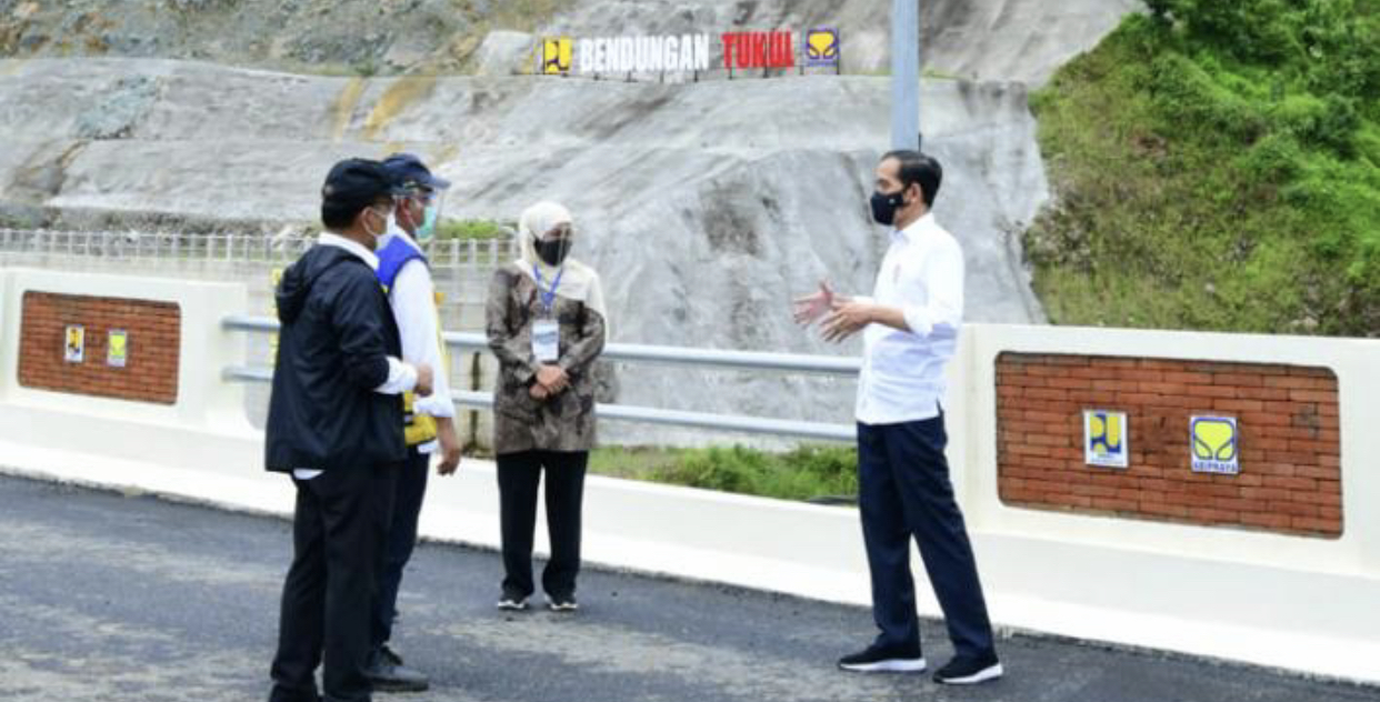 Presiden RI, Joko Widodo, bersama Gubernur Jatim, Khofifah Indar Parawansa, saat resmikan bendungan di Pacitan. (Istimewa)