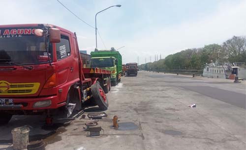 Pelabuhan Kalimas, lebih banyak dimanfaatkan untuk garasi  serta tempat servis  truk trailer. (Foto:Oki Lukito)