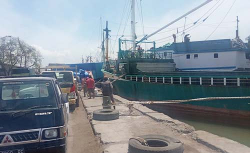 Kapal besi bongkar muat di pelabuhan rakyat Kalimas, Tanjung Perak, Surabaya. (Foto:Oki Lukito)