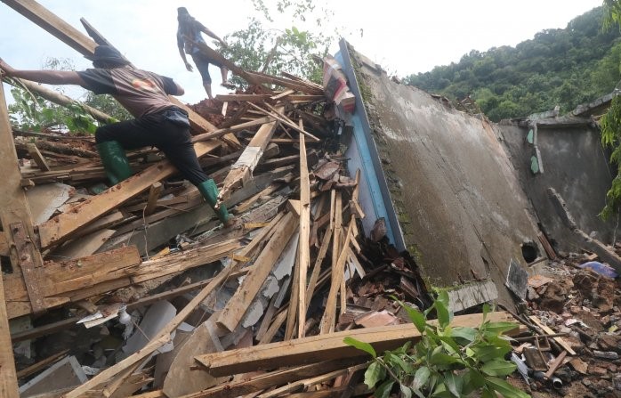 Longsor di Nganjuk menimpa puluhan rumah warga. (Foto: Ant)