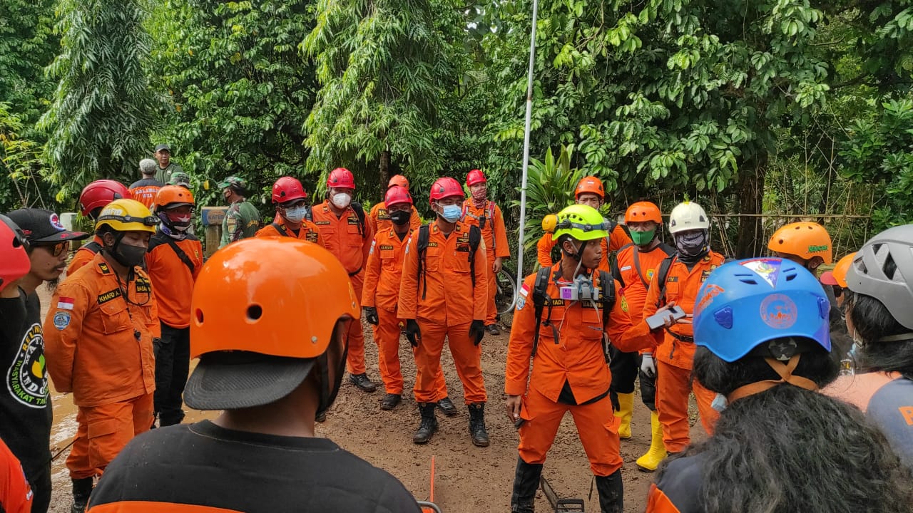 Ilustrasi Tim SAR saat berkoordinasi sebelum melakukan evakuasi. (Foto: istimewa)