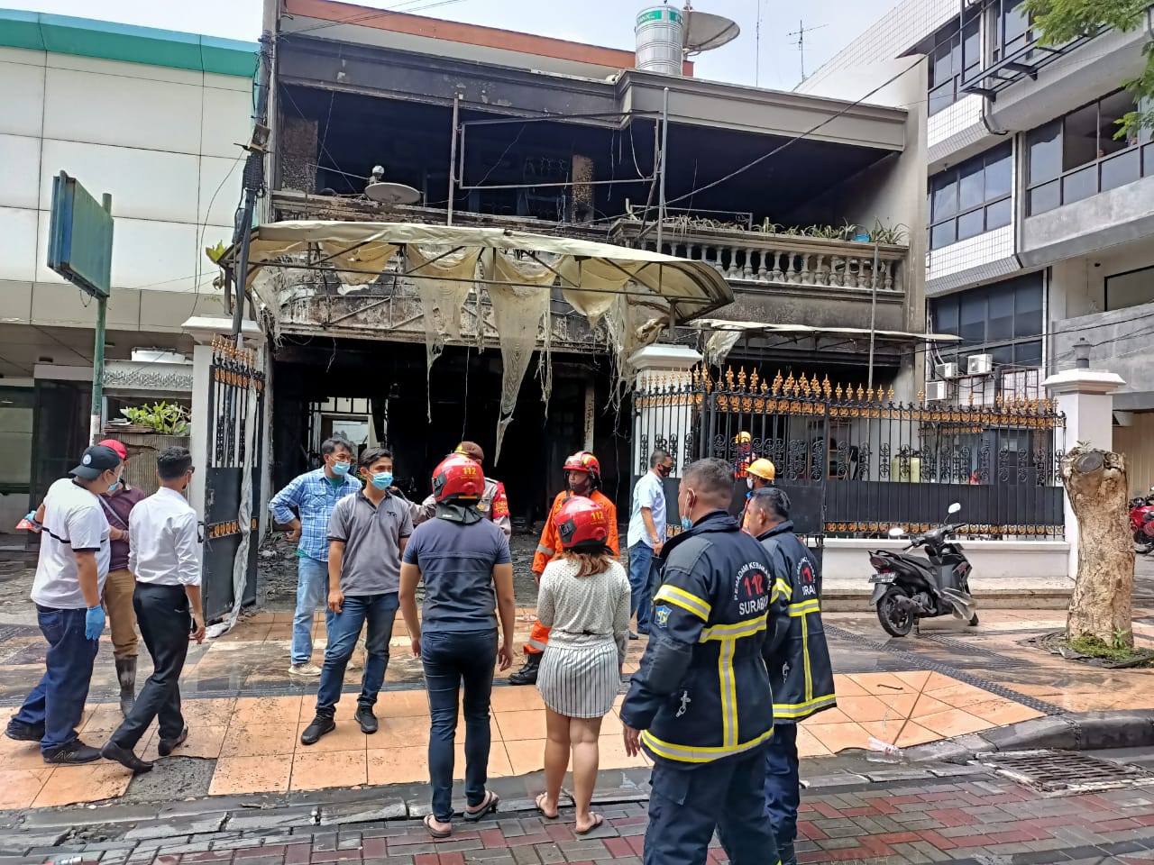 Kondisi rumah samping Toko Buah Hokky di sekitar Panglima Sudirman Surabaya setelah berhasil dipadamkan. (Foto: Istimewa)