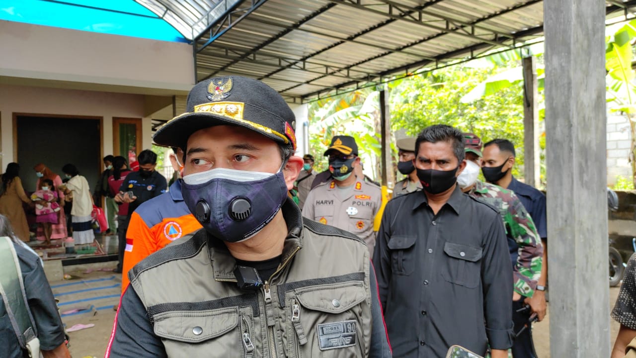 Bupati Nganjuk Novi Rahman Hidayat saat meninjau korban longsor di Selopuro, Senin, 15 Februari 2021. (Foto: Fendhy Plesmana/Ngopibareng.id)