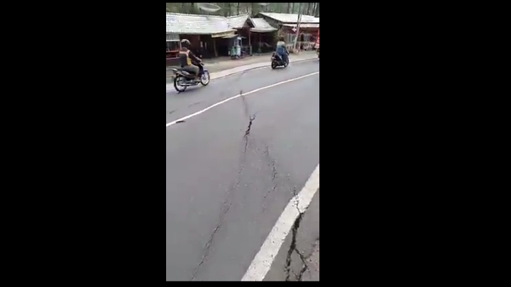 Garis retakan di ruas jalan yang menghubungkan Kota Batu dengan Kediri di Jalan Brigjend Moh Manan, Kota Batu (Foto: istimewa)