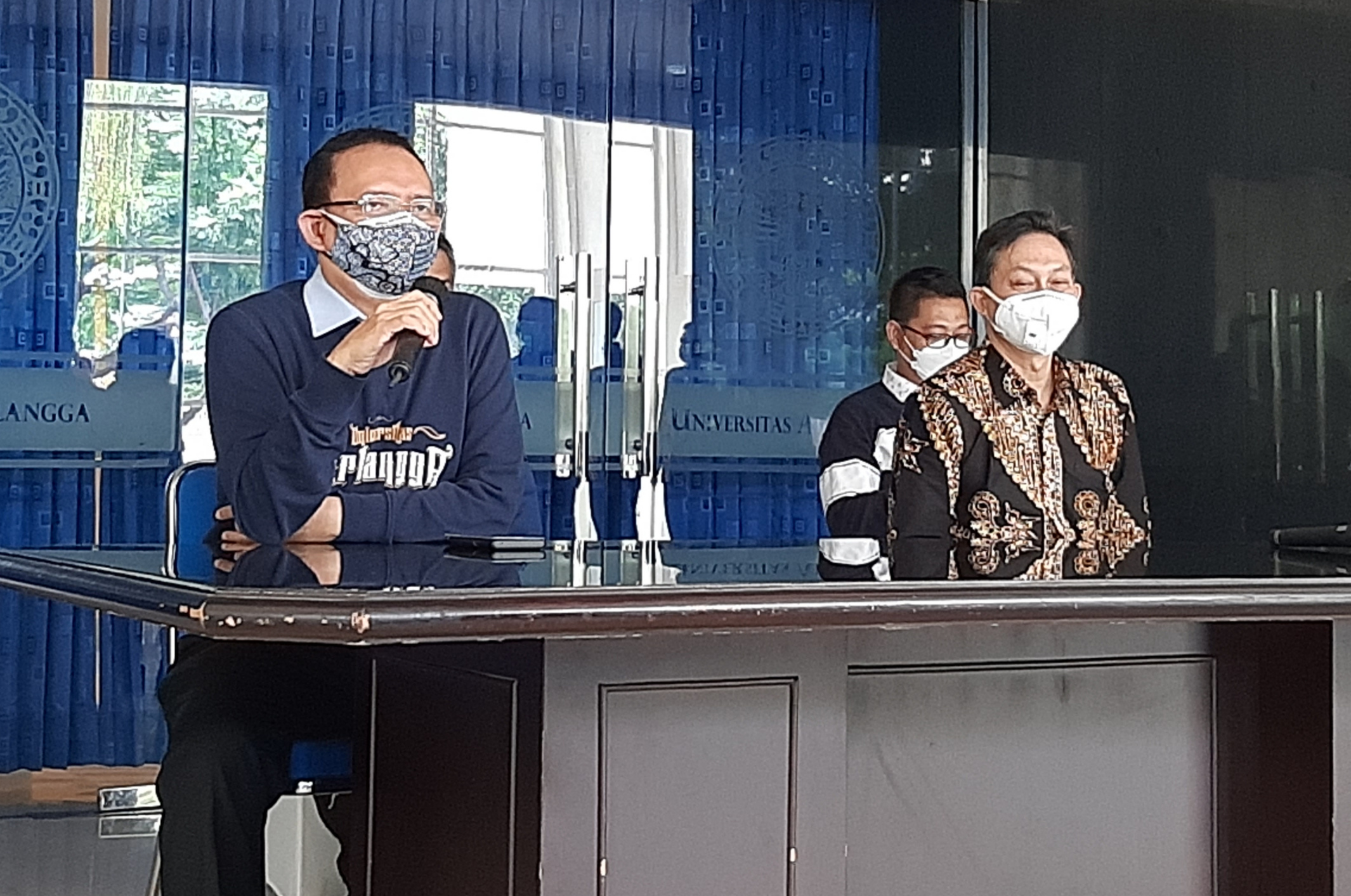 Rektor Unair, Prof Nasih saat menemui wartawan beberapa hari lalu. (Foto: Pita Sari/Ngopibareng.id)