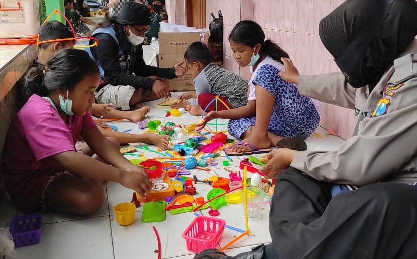 Kanit Binmas Polsek Prambon Iptu Nanik Yuliati melakukan terapi healing kepada anak-anak korban longsor Selopuro, Nganjuk. (Foto: Fendhy/Ngopibareng.id)