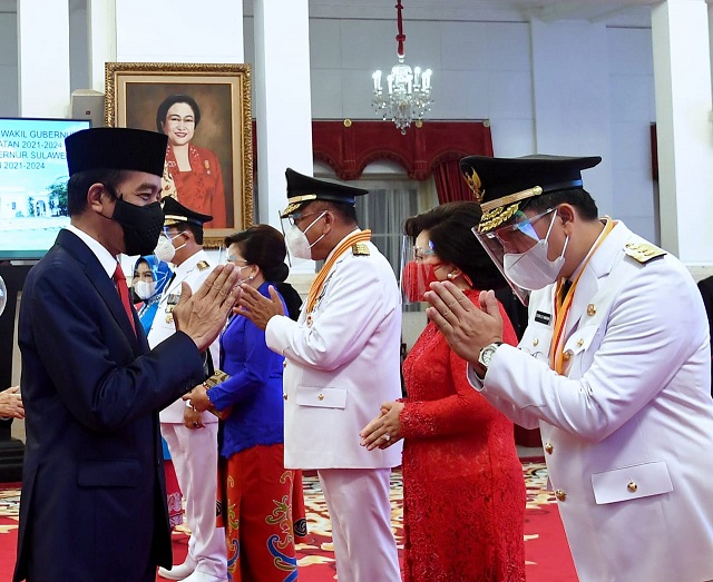 Presiden Joko Widodo (Jokowi) memberi ucapan selamat kepada Gubernur dan Wakil Gubernur Kalimantan Utara dan Sulawesi Utara yang baru dilantik sesuai protokol kesehatan, Senin 15 Februari 2021. (Foto: Setpres)