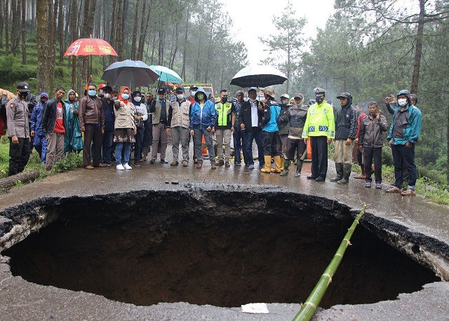 Kondisi jalan penghubung Brebes-Tegal di ruas Kaliwadas ambles dan membentuk kubangan. (Foto: Istimewa)