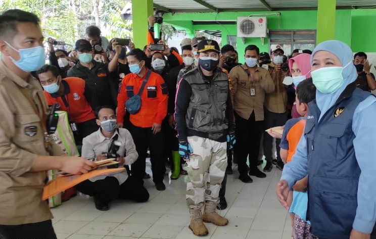 Gubernur Jawa Timur Khofifah Indar Parawansa meninjau bencana longsor di Selopuro, Ngetos, Nganjuk, Senin, 15 Februari 2021. (Foto: Fendhy Plesmana/Ngopibareng.id)