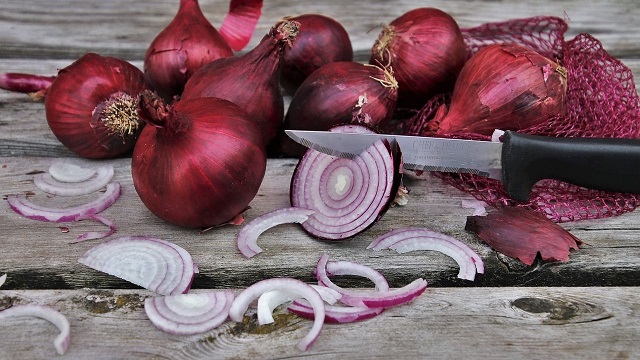 Ilustrasi bawang merah biasanya dipakai kerokan untuk anak-anak. (Foto: Istimewa)