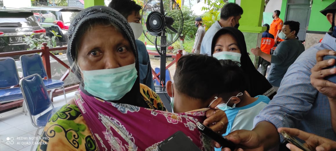 Anak kembar bernama Jopansah dan Jopinsah usia 6 tahun selamat dari bencana longsor Nganjuk. (Foto: Fendhy Plesmana/Ngopibareng.id)