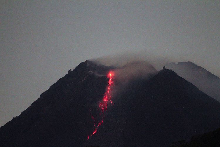 Gunung Merapi mengeluarkan lava pijar. (Foto: Ant)