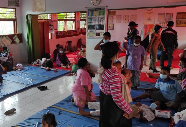 Pengungsi longsor di Selopuro Nganjuk yang menempati gedung SDN Ngetos III. (Foto: Fendy Plesmana/Ngopibareng.id))