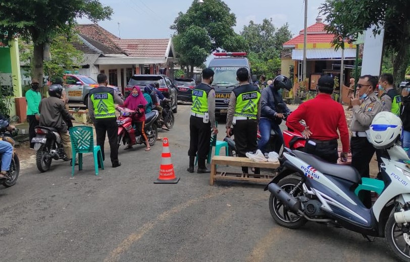 Petugas kepolisian membatasi akses masuk ke lokasi bencana longsor di Selopuro, Ngetos, Nganjuk. (Foto: Fendhy Plesmana)