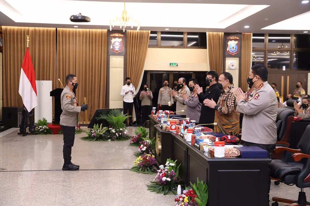 Upacara penerimaan penghargaan bagi Pilrestabes dan Polres Metro yang dinilai telah memberikan pelayanan Prima. (Foto: Istimewa)