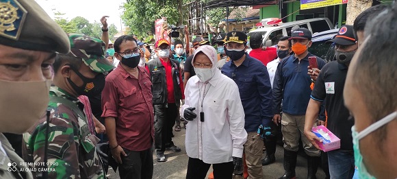 Menteri Sosial (Mensos) Tri Rismaharini tiba di lokasi longsor Dusun Selopuro, Desa Ngetos, Kabuapaten Nganjuk, Jawa Timur, Selasa 16 Februari 2021. (Foto: Fendhy Plesmana/Ngopibareng.id)