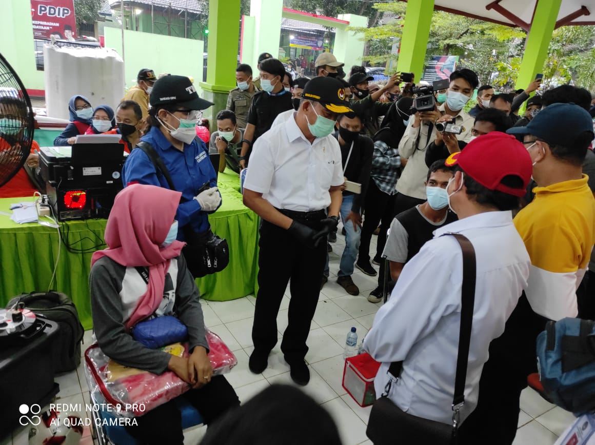 Menteri Kordinator Bidang Pembangunan Manusia dan Kebudayaan (Menko PMK) Muhadjir Effendy di lokasi penampungan korban longsor di Nganjuk, Jawa Timur, Selasa 16 Februari 2021. (Foto: Fendhy Plesmana/Ngopibareng.id)