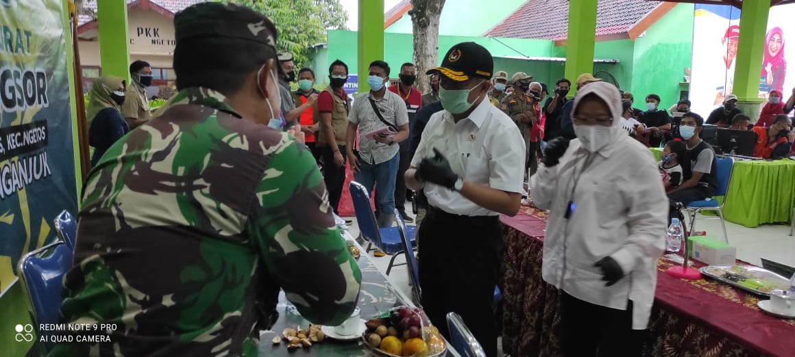 Menko PMK Muhadjir Effendy bersama Menteri Sosial Tri Rismaharini mengunjungi korban longsor di Nganjuk, Jawa Timur. (Foto: Fendhy Plesmana/Ngopibareng.id)