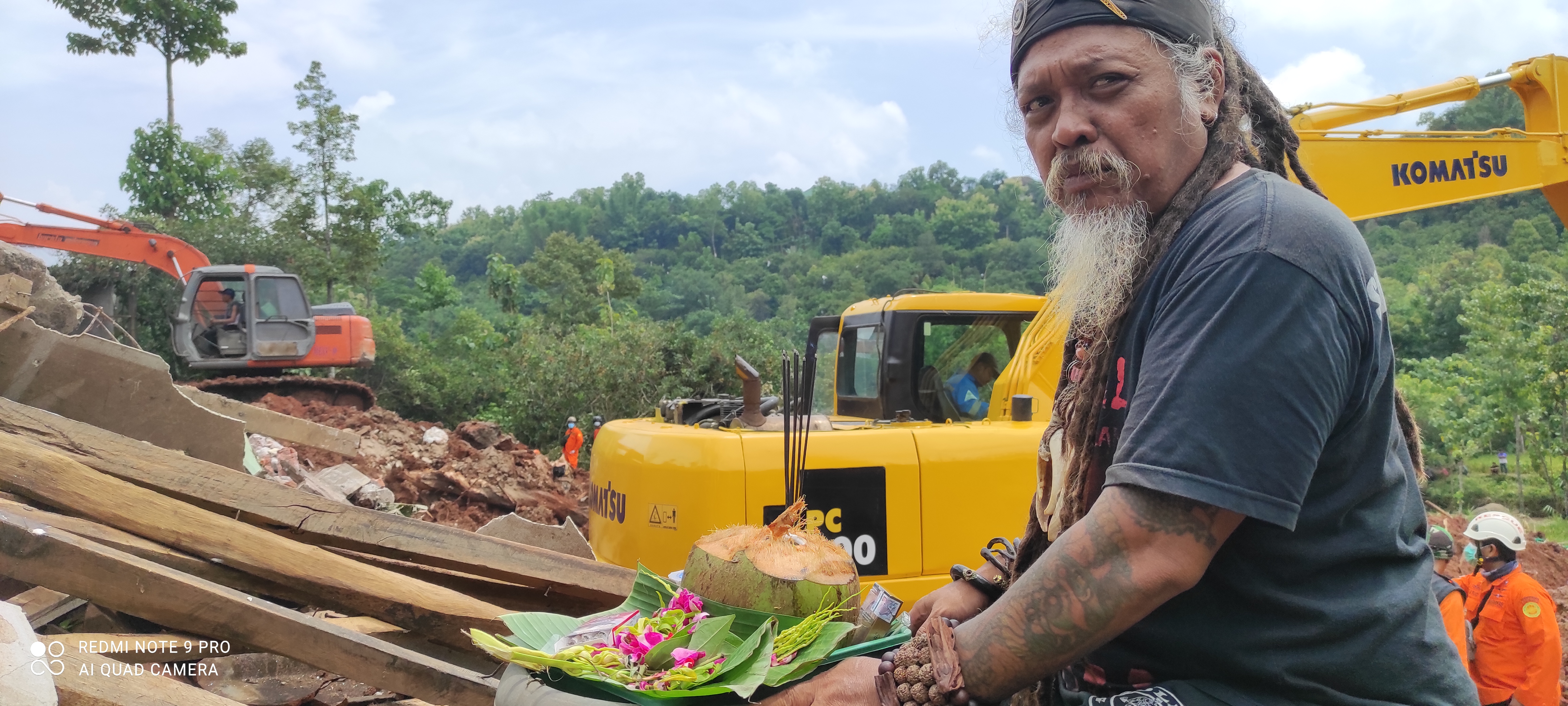 Ritual ala Mbah Gimbal temukan korban longsor. (Foto: Fendhy /ngopibareng. id) 