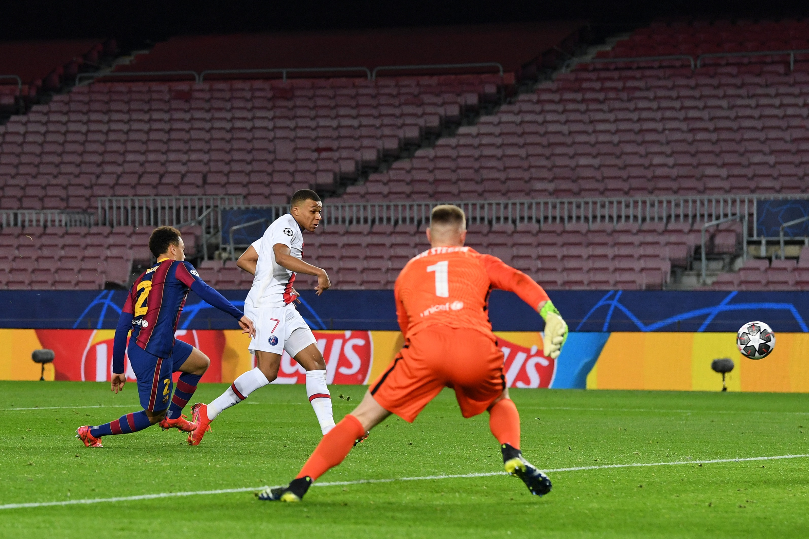 Kylian Mbappe mencetak hattrick saat PSG gasak Barcelona 4-0. (Foto: AFP)