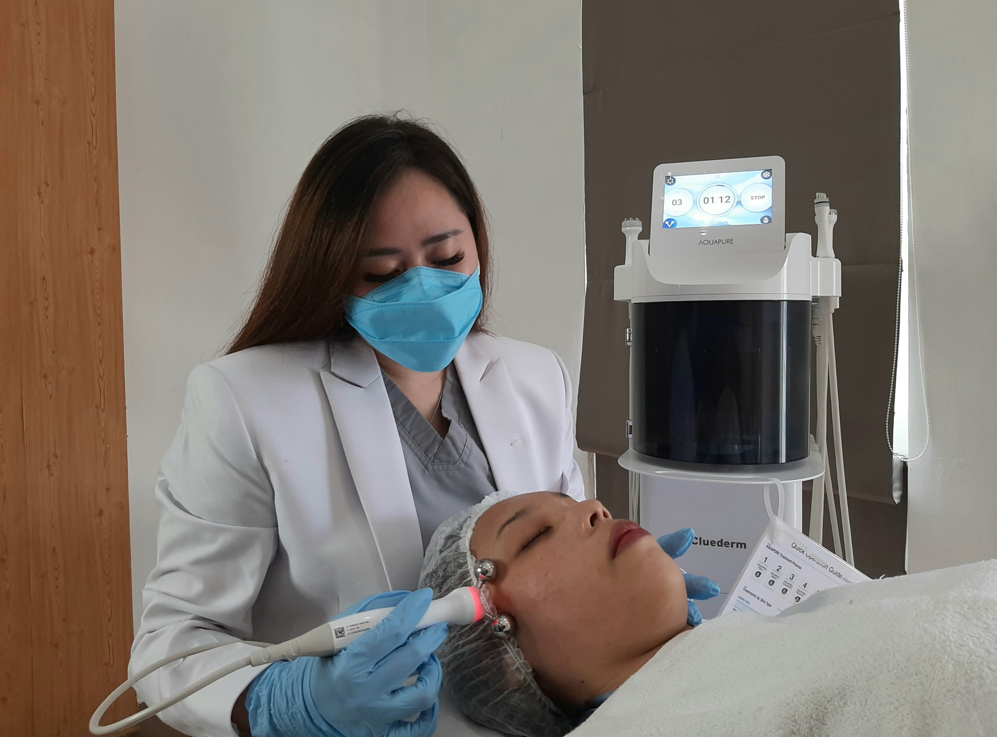 Perawatan facial dengan mengunakan robot untuk menghindari kontak langsung. (Foto: Pita Sari/Ngopibareng.id(