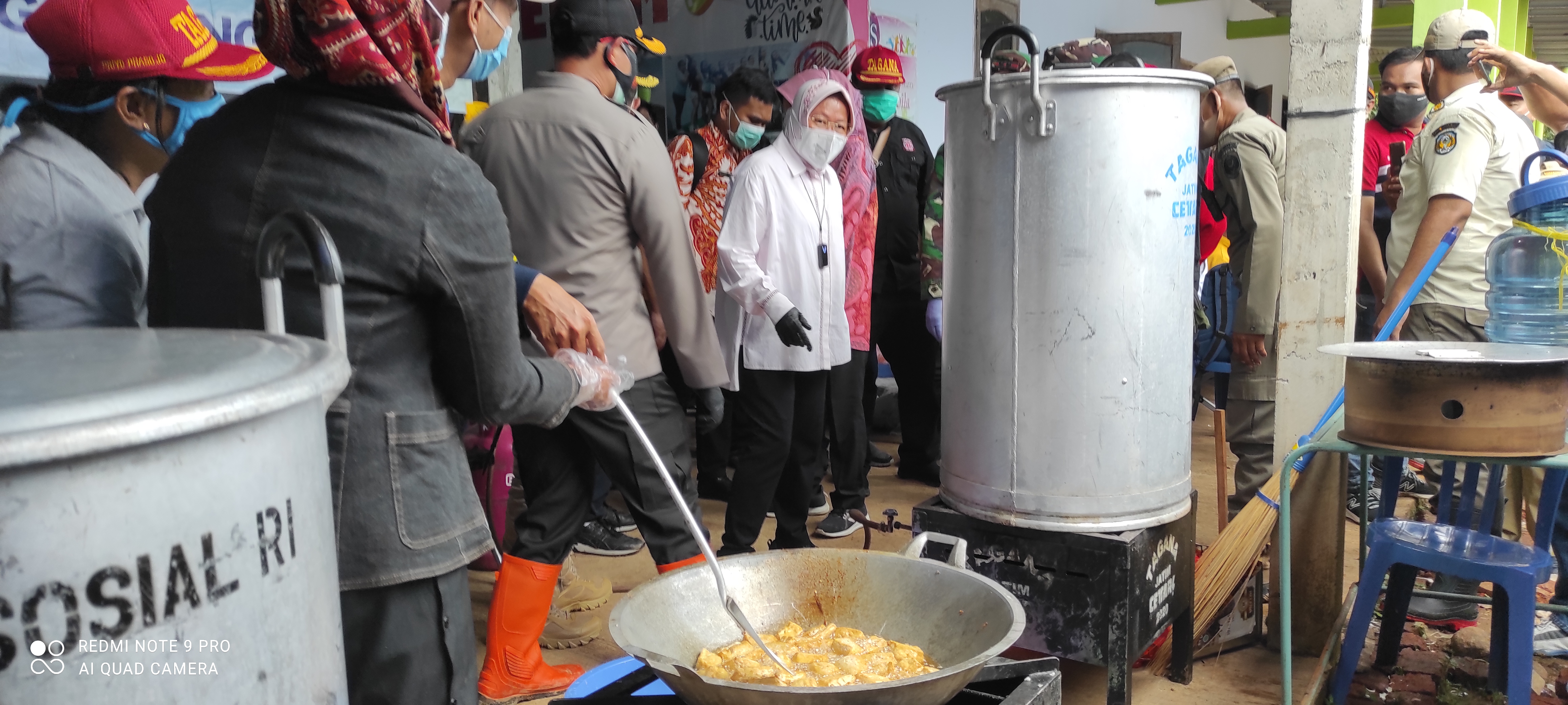 Mentri sosial Risma tinjau kesiapan logistik dapur umum (fendi/ngopi bareng. Id) 