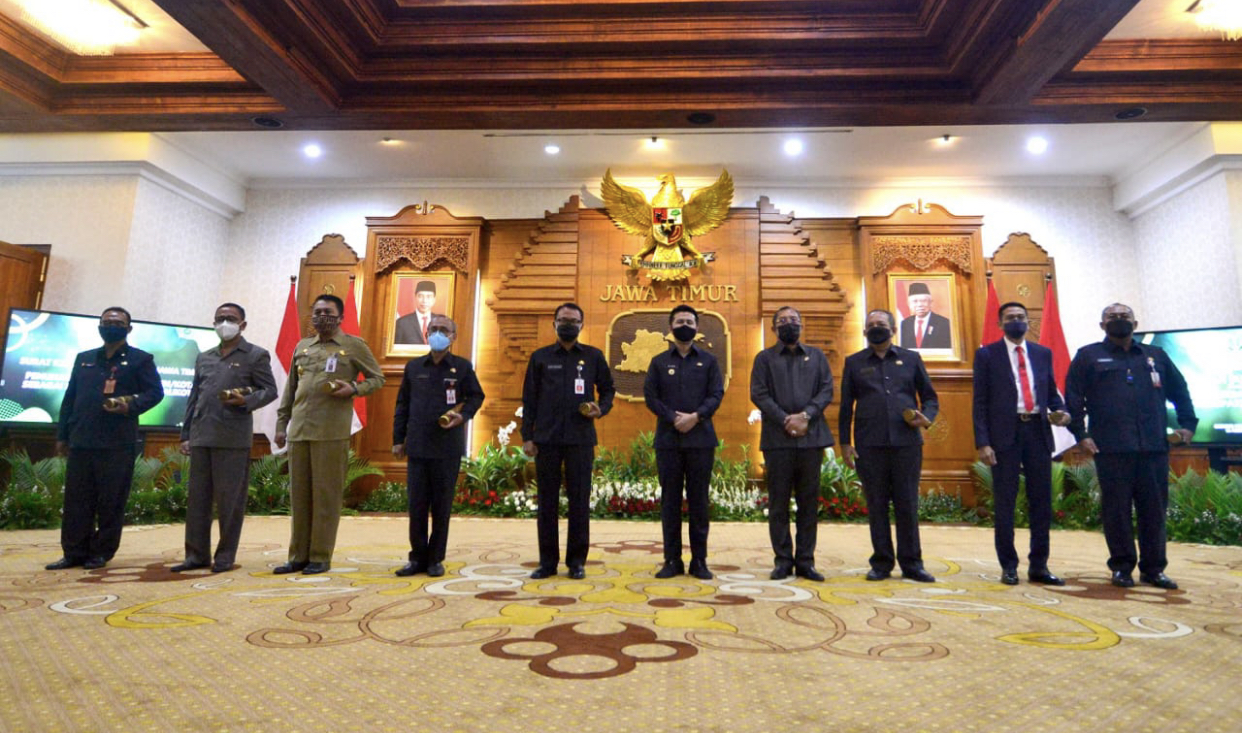 Para Plh saat penyerahan SK di Gedung Negara Grahadi (Foto: Istimewa) 