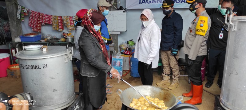 Menteri Sosial (Mensos) Tri Rismaharini meninjau kesiapan logistik dapur umum. (Foto: Fendhy Plesmana/Ngopibareng.id)