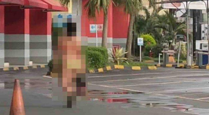 Seorang perempuan muda nekat jalan-jalan tanpa pakaian di depan mal kawasan Cihideung, Kota Tasikmalaya, Rabu 17 Februari 2021.(Foto: Istimewa) 