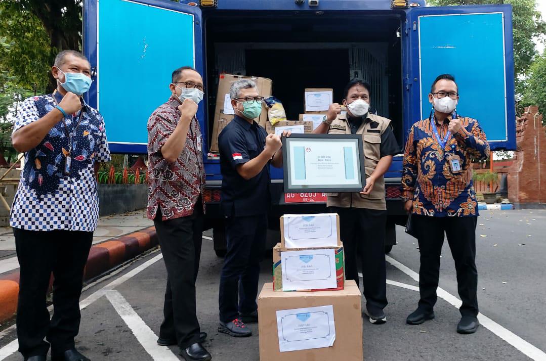 Kepala BI Kediri, Sofwan Kurnia memberikan secara simbolis bantuan logistik untuk korban longsor ke Wakil Bupati Nganjuk, Marhaen Djumadi. (Foto: Fendhy Plesmana/Ngopibareng.id)ng. Id) 