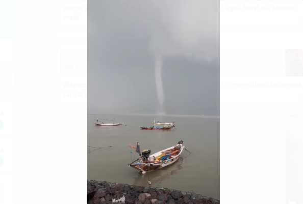 Angin puting beliung yang berputar-putar di Pantai Kenjeran Surabaya sempat terekam warga.