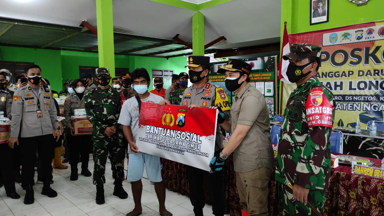 Kapolda Jatim kunjungi posko tanggap darurat bencana tanah longsor di Dusun Selopuro, Desa Ngetos, Kabupaten Nganjuk, Jawa Timur. (Foto: Fendhy Plesmana/Ngopibareng.id)