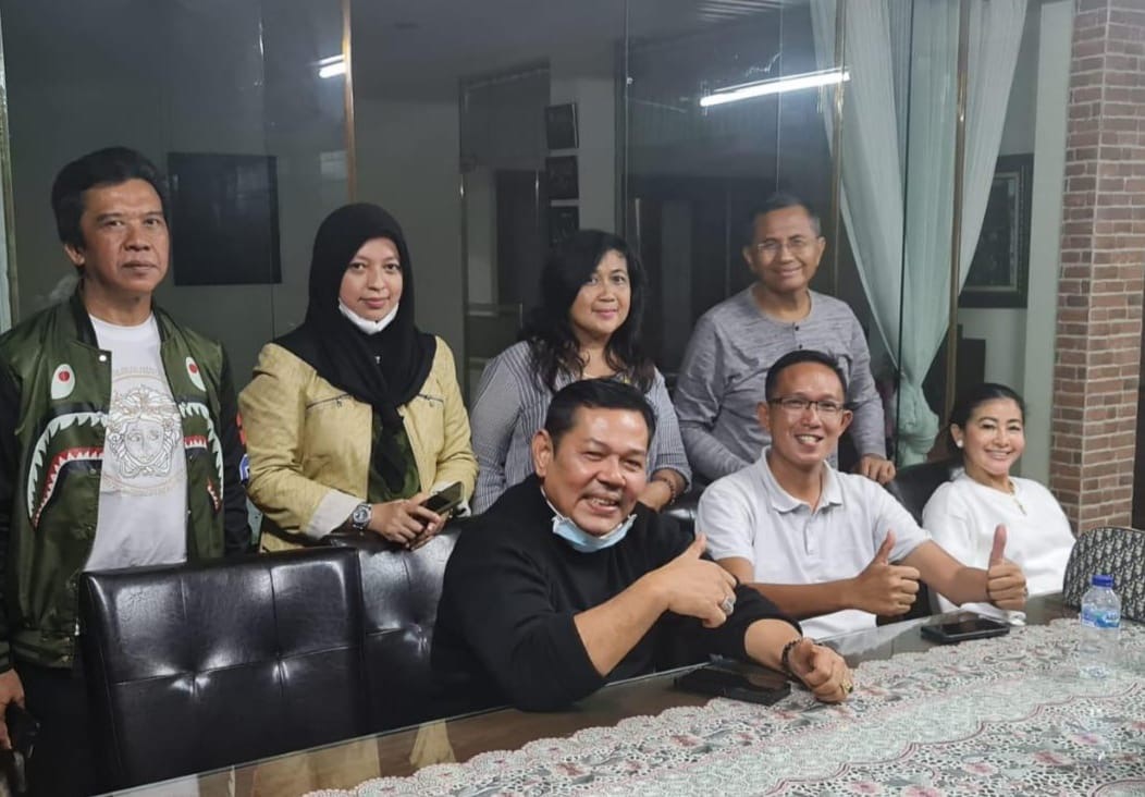 Syafril (kiri) dan rombongan di rumah Dahlan Iskan. (Foto Istimewa)